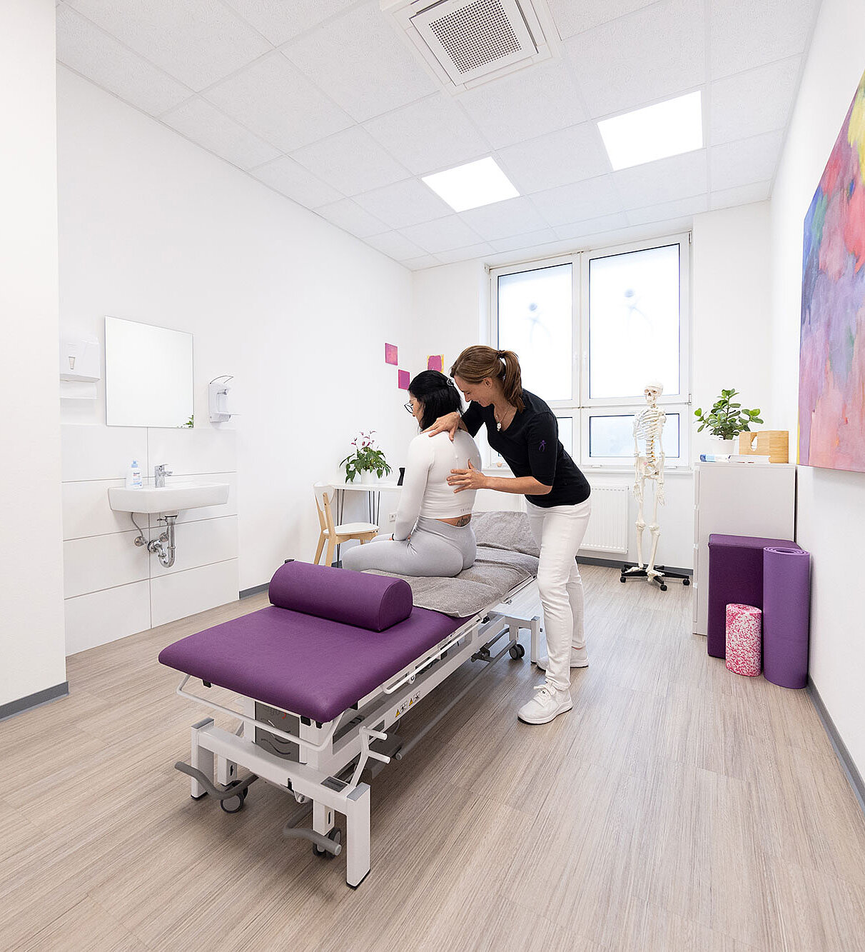 physiotherapeutische Behandlung des Rückens einer Patientin