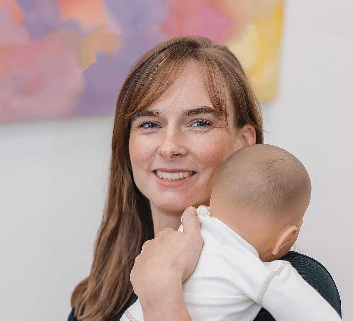 Nicole Amoussou hält ein Baby